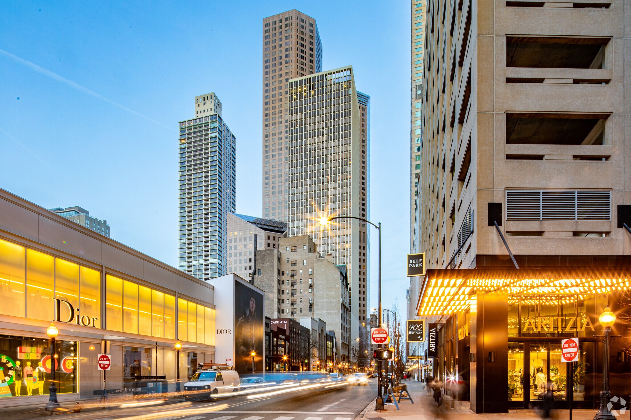 100 E Walton Pl, Chicago, IL à louer Photo du bâtiment- Image 1 de 4