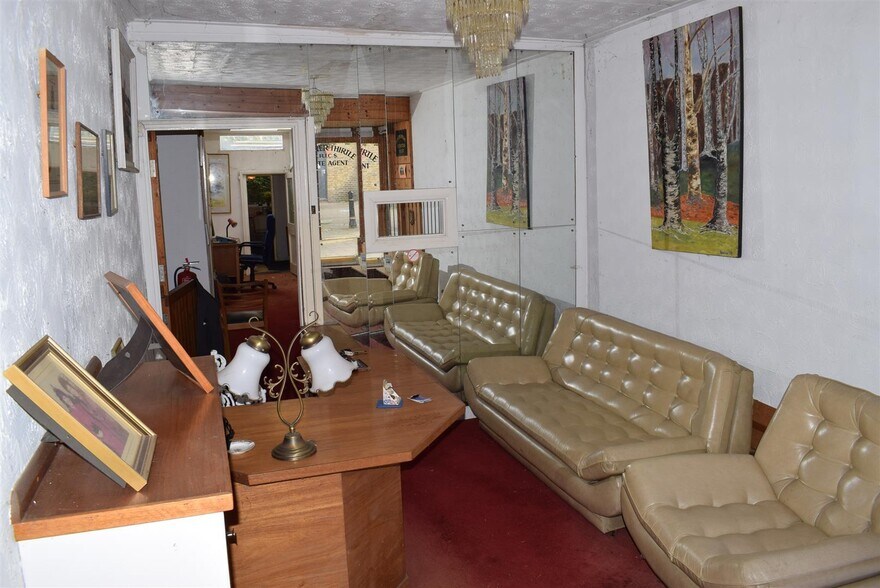 36 Queens Rd, Buckhurst Hill à vendre - Photo du bâtiment - Image 3 de 10