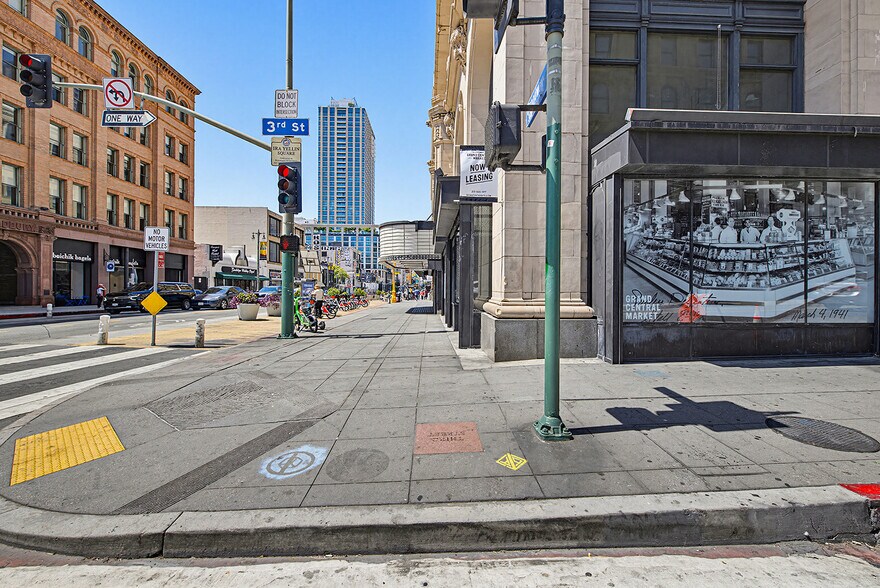 311 S Broadway, Los Angeles, CA à louer - Photo du bâtiment - Image 3 de 10