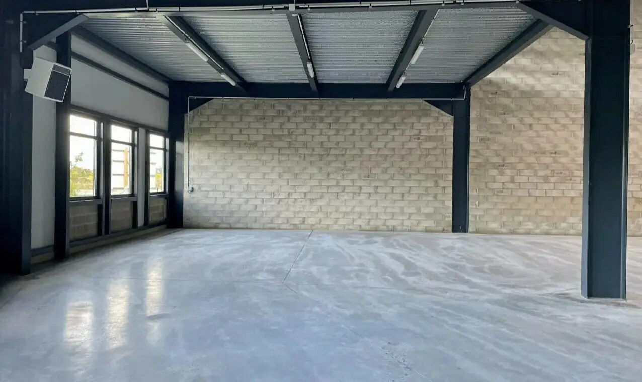 Local d'activités dans Marines à vendre Photo du bâtiment- Image 1 de 14