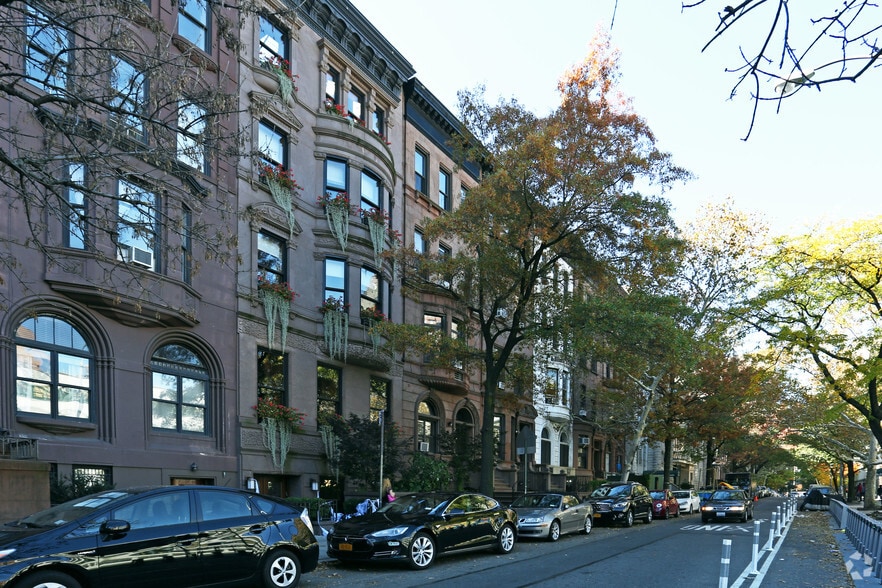 110 W 76th St, New York, NY for sale - Primary Photo - Image 1 of 20