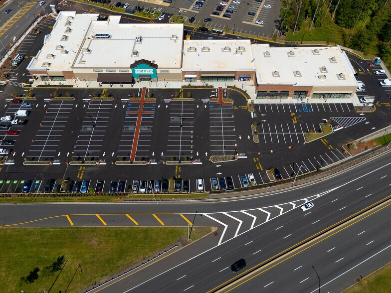 1000 Saint Georges Ave, Avenel, NJ à louer - Photo du bâtiment - Image 2 de 25