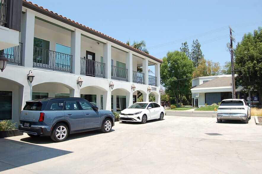23300 Ventura Blvd, Woodland Hills, CA à louer - Photo du bâtiment - Image 2 de 26