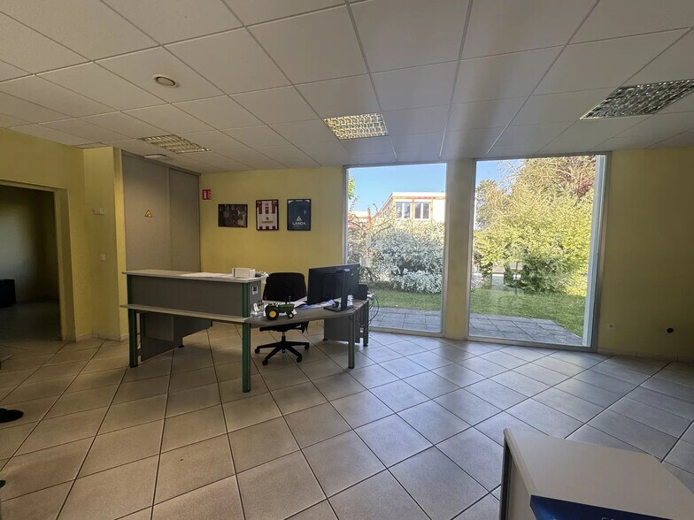 4 Rue Du Commerce, Cormontreuil for sale - Interior Photo - Image 2 of 5