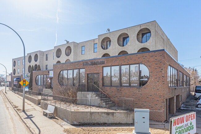 Plus de détails pour 12046 Fort Rd NW, Edmonton, AB - Commerce de détail à louer