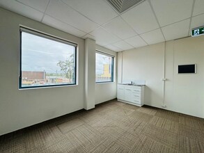 68 Oxford Rd, INGLEBURN for lease Interior Photo- Image 2 of 3