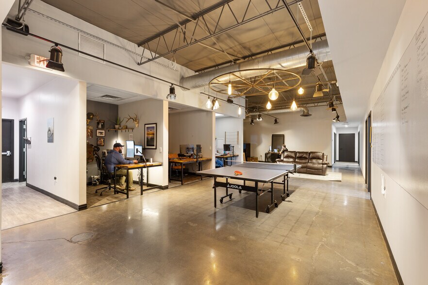 8777 Governors Row, Dallas, TX à vendre - Photo du bâtiment - Image 1 de 27