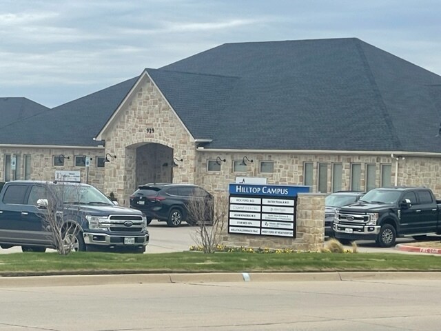 925 Hilltop Dr, Weatherford, TX à louer - Photo du bâtiment - Image 2 de 6