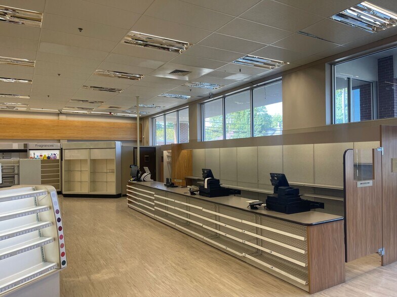 100 S 3rd St, Conneaut Lake, PA for lease - Interior Photo - Image 2 of 6