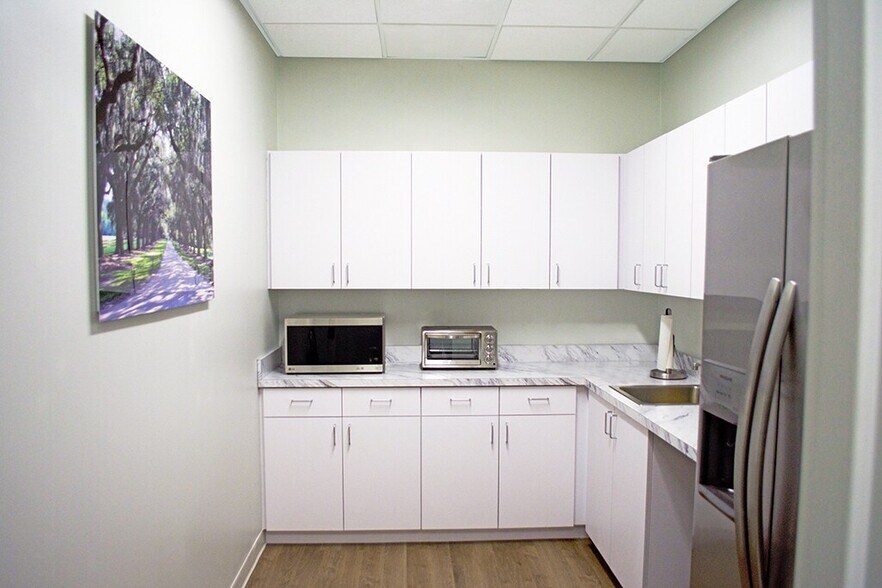 6047 Tyvola Glen Cir, Charlotte, NC à louer - Photo du bâtiment - Image 3 de 7