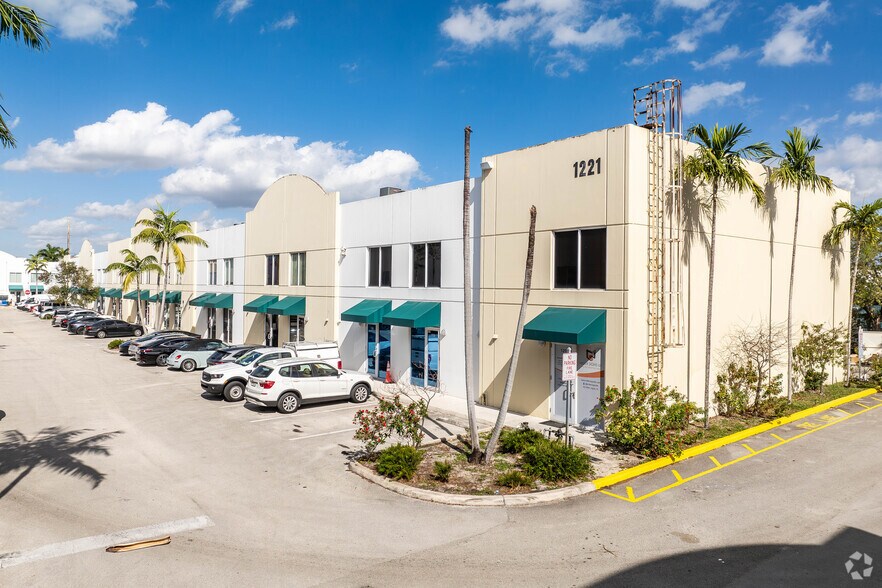 1211 Stirling Rd, Dania Beach, FL à louer - Photo du bâtiment - Image 1 de 9