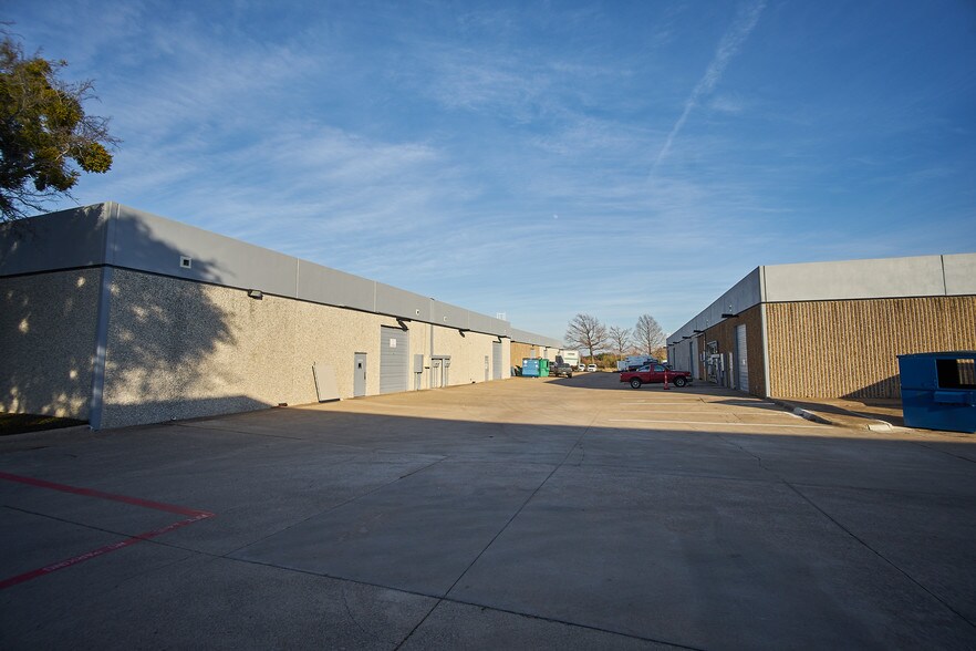 8406 Sterling St, Irving, TX à louer - Photo du bâtiment - Image 3 de 17