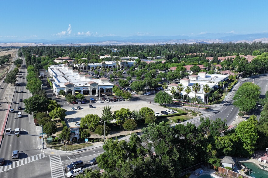 9433-9447 N Fort Washington Rd, Fresno, CA for lease - Building Photo - Image 2 of 9