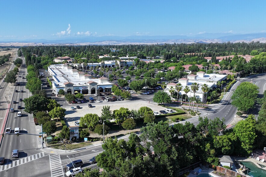 9433-9447 N Fort Washington Rd, Fresno, CA à louer - Photo du bâtiment - Image 1 de 9