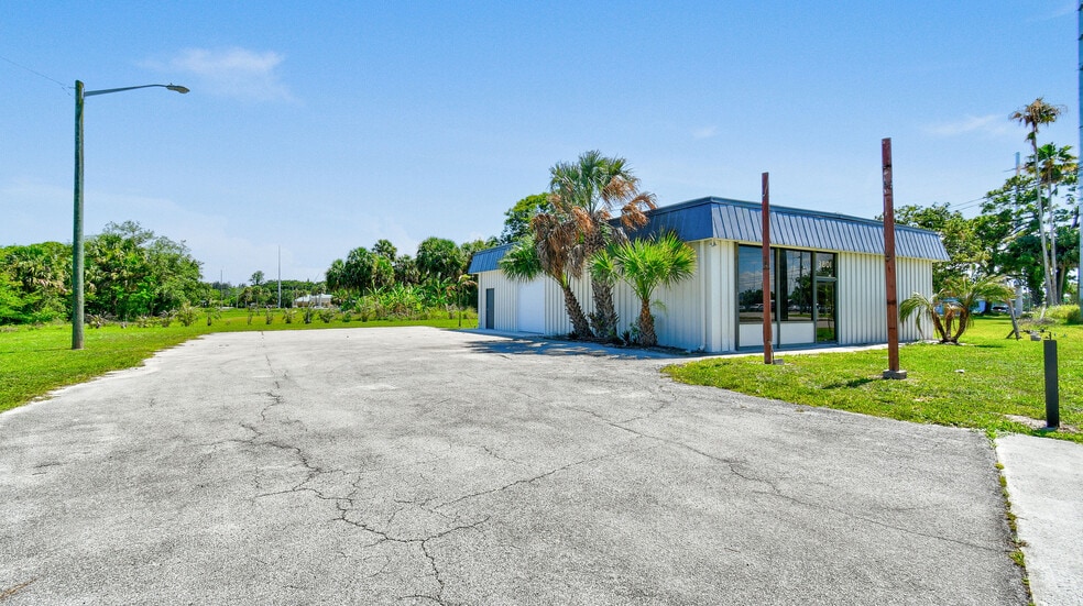 3801 Okeechobee Rd, Fort Pierce, FL à louer - Photo du bâtiment - Image 2 de 11
