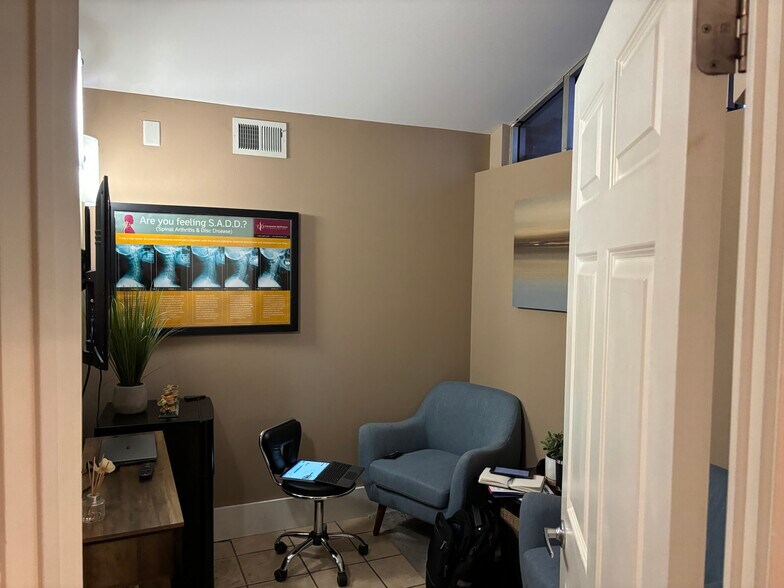 147 Chenoweth Ln, Louisville, KY à louer - Photo du bâtiment - Image 3 de 15