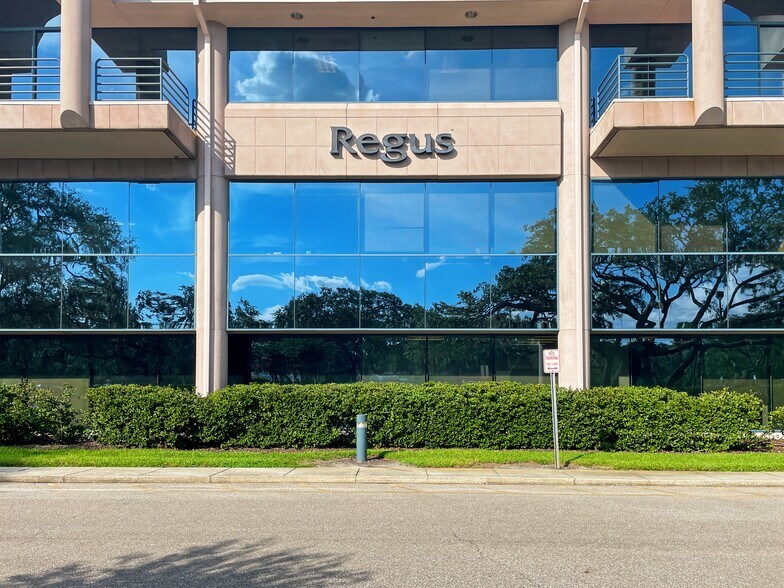 15310 Amberly Dr, Tampa, FL à louer - Photo du bâtiment - Image 3 de 10