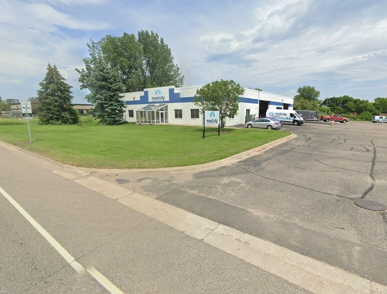 2123 NW Old Highway 8, New Brighton, MN à louer - Photo du bâtiment - Image 2 de 9