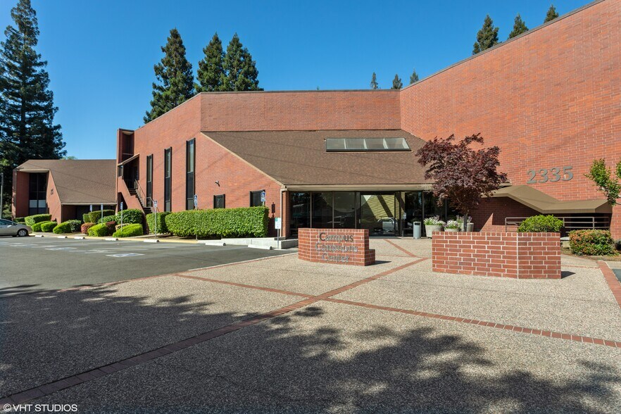 2335 American River Dr, Sacramento, CA à louer - Photo du bâtiment - Image 2 de 18