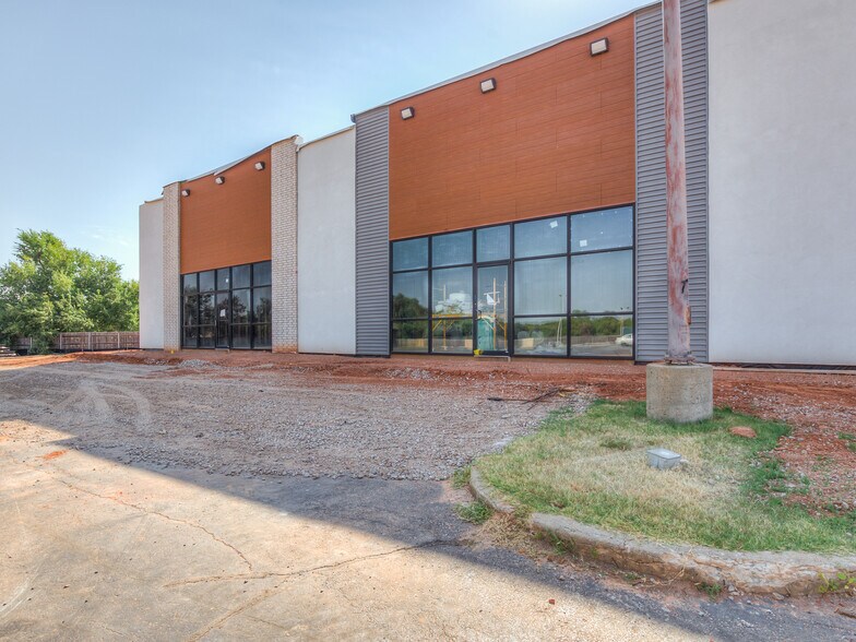 4235 NW Expressway, Oklahoma City, OK à louer - Photo du bâtiment - Image 3 de 30
