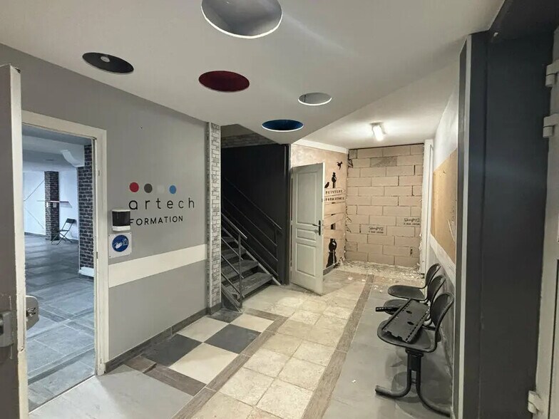 Commerce de détail dans Martigues à louer - Hall d’entrée - Image 2 de 12