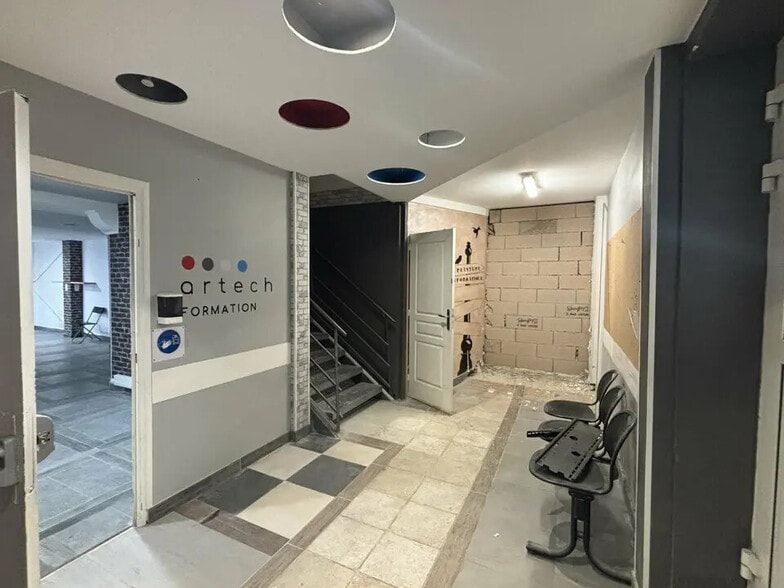 Retail in Martigues for lease - Lobby - Image 2 of 12