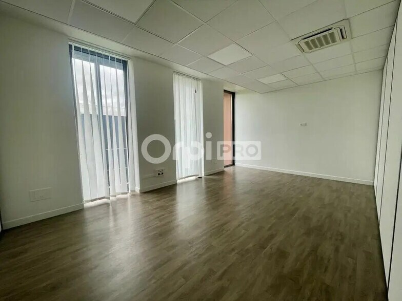 Office in Reims for lease - Building Photo - Image 3 of 5