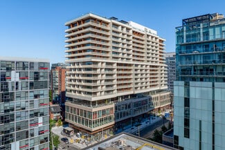 Plus de détails pour 88 Bathurst St, Toronto, ON - Commerce de détail à louer