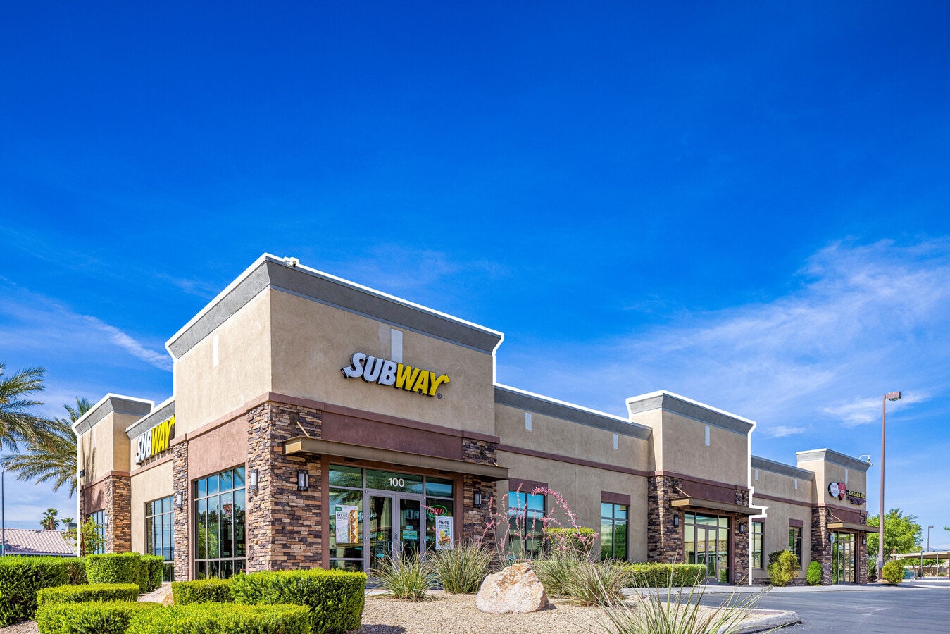 6889 S Eastern Ave, Las Vegas, NV 89119 - Unité B & C -  - Photo intérieure - Image 1 of 2