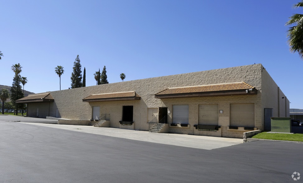 12155 Magnolia Ave, Riverside, CA à louer - Photo principale - Image 1 de 6