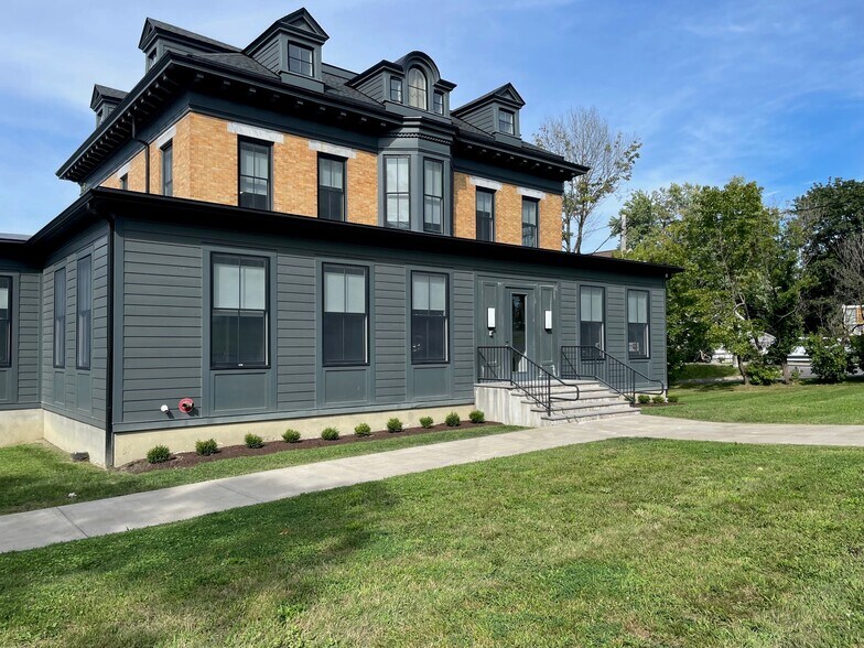 886 Columbia St, Hudson, NY à louer - Photo du bâtiment - Image 2 de 3
