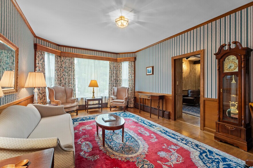 32 E Main St, Mystic, CT for sale - Interior Photo - Image 3 of 75