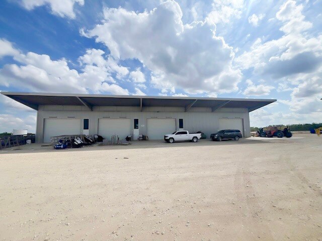 1164 FM 2367, Carrizo Springs, TX à vendre - Photo du bâtiment - Image 2 de 11