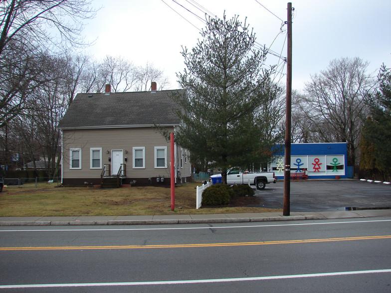 833 Willett Ave, East Providence, RI à vendre - Photo du bâtiment - Image 1 de 1