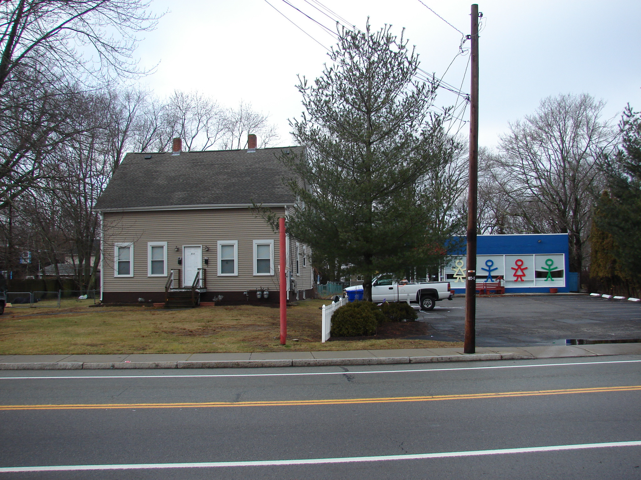 833 Willett Ave, East Providence, RI à vendre Photo du bâtiment- Image 1 de 1