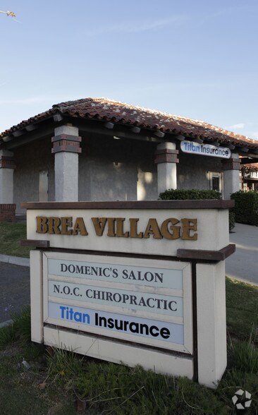 1001-1045 E Imperial Hwy, Brea, CA à louer - Photo du bâtiment - Image 2 de 14