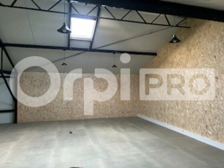 Flex in Civrieux for lease - Interior Photo - Image 2 of 4