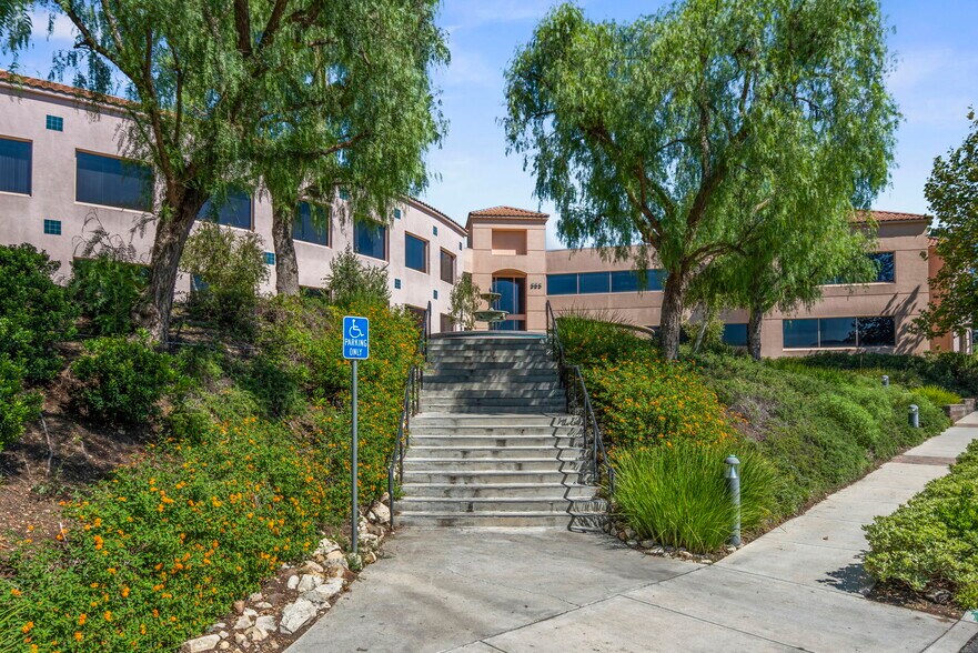 555 St Charles Dr, Thousand Oaks, CA à louer - Photo du bâtiment - Image 2 de 11