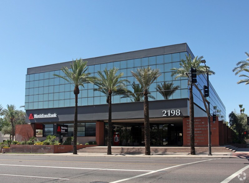2198 E Camelback Rd, Phoenix, AZ à louer - Photo du bâtiment - Image 3 de 7