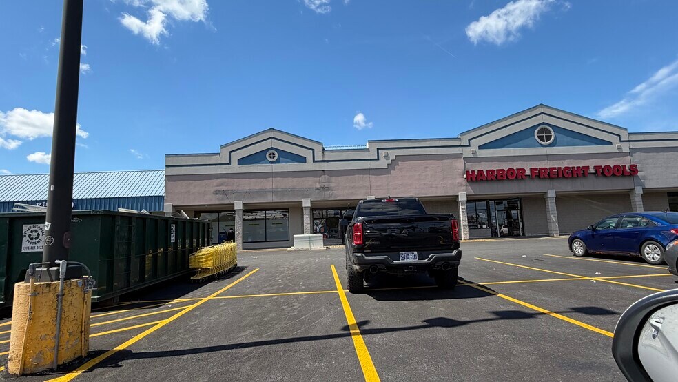 709 N Main St, North Syracuse, NY à louer - Photo du bâtiment - Image 3 de 7