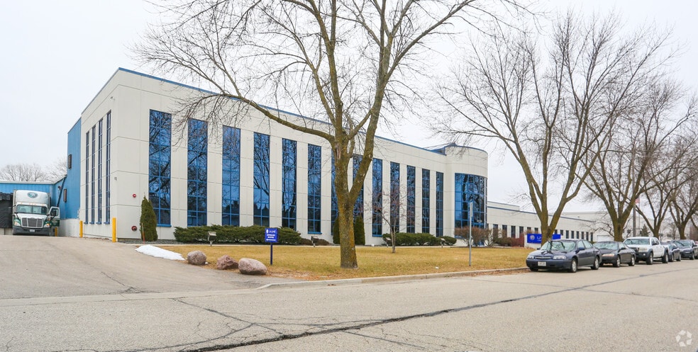 8900 N 55th St, Milwaukee, WI for lease - Building Photo - Image 1 of 4
