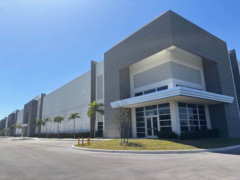 9535 NW 174th St, Hialeah, FL à louer - Photo du bâtiment - Image 2 de 27
