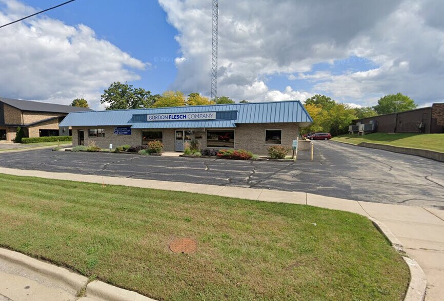 1375 S Eastwood Dr, Woodstock, IL à vendre - Photo du bâtiment - Image 2 de 3