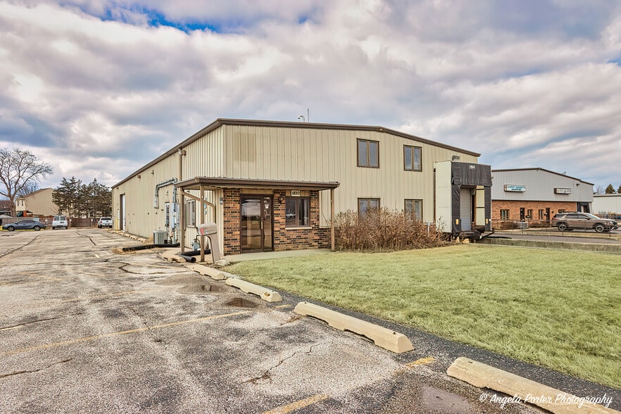 1820 Circuit Dr, Round Lake Beach, IL for lease - Building Photo - Image 2 of 15