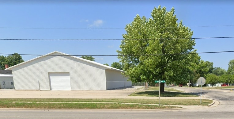 910 Woodlawn Rd, Lincoln, IL for lease - Building Photo - Image 2 of 5