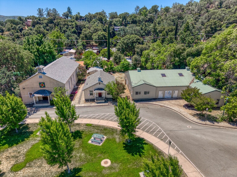 12487 The Plaza, Clearlake Oaks, CA à vendre - Photo du bâtiment - Image 2 de 39