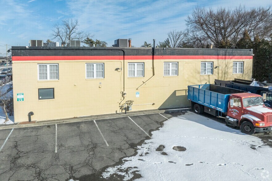 1834 Lansdowne Ave, Merrick, NY à vendre - Photo du bâtiment - Image 2 de 7