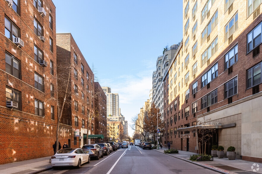 757-769 Broadway, New York, NY for lease - Building Photo - Image 2 of 8