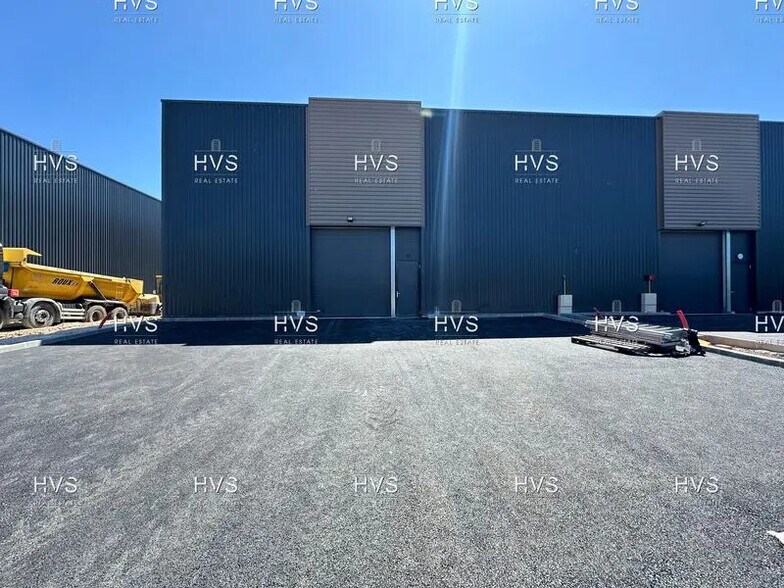 Flex in Venelles for lease - Building Photo - Image 1 of 8