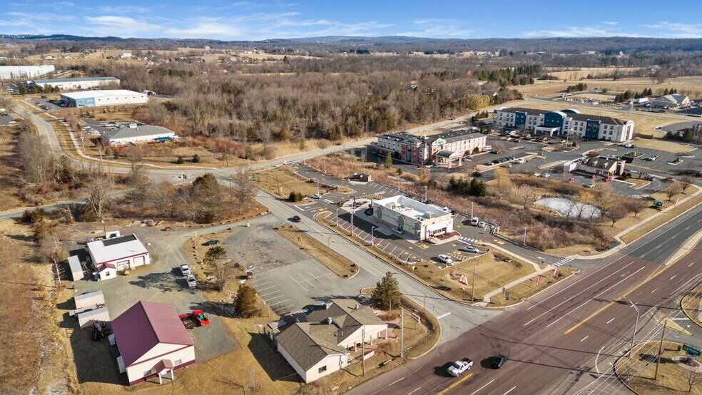 1850 John Fries Hwy, Quakertown, PA à vendre - Photo du bâtiment - Image 2 de 45